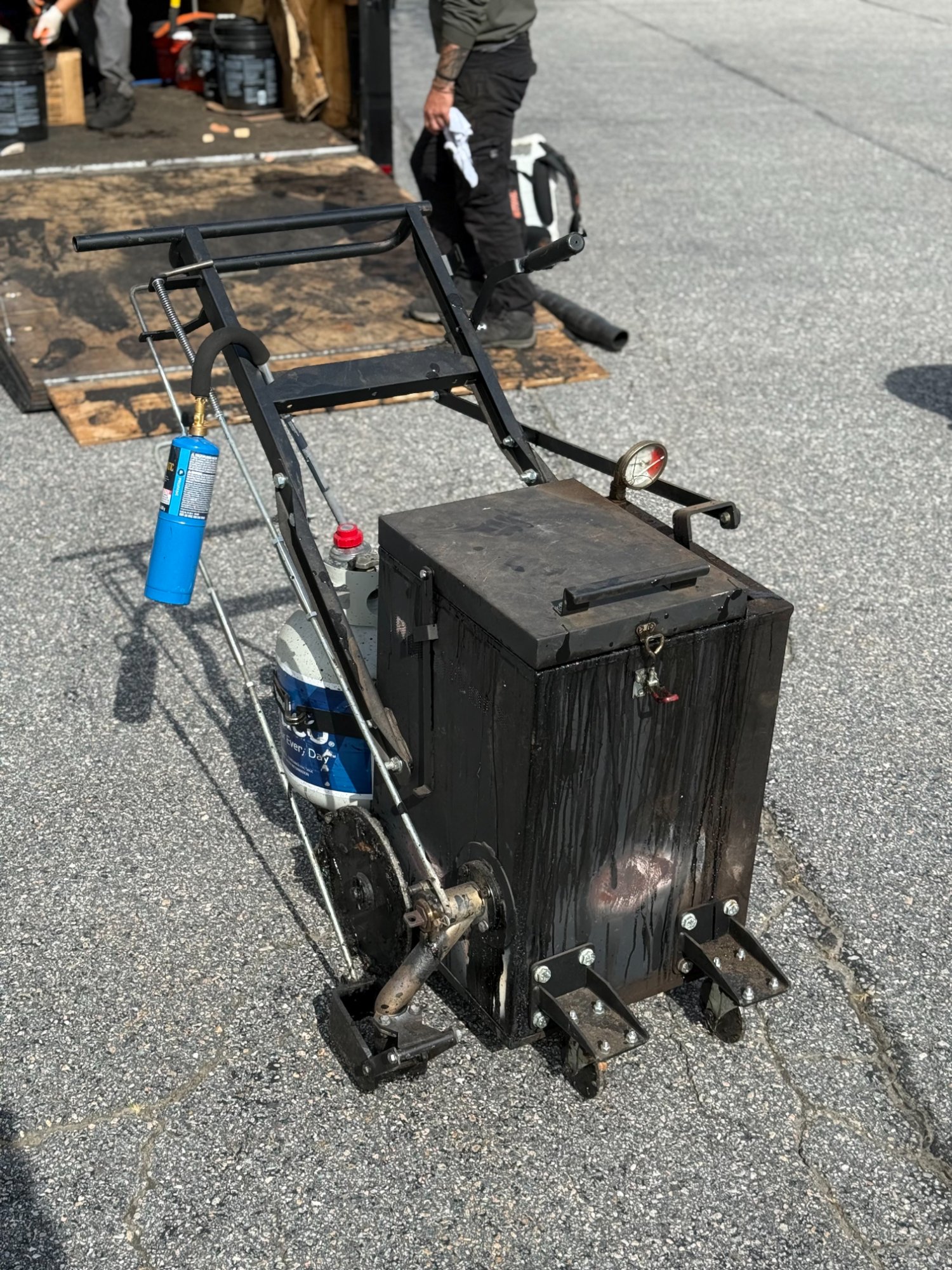 Hot-Pour Crack Filling Machine